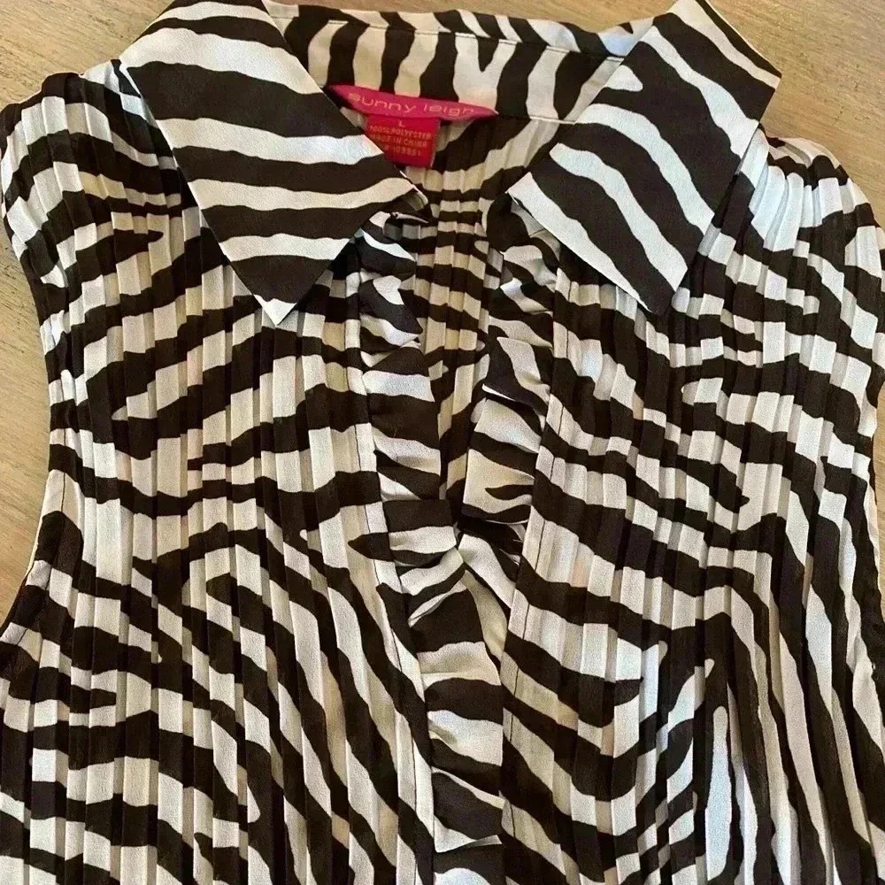 Sleeveless stretchy button up top